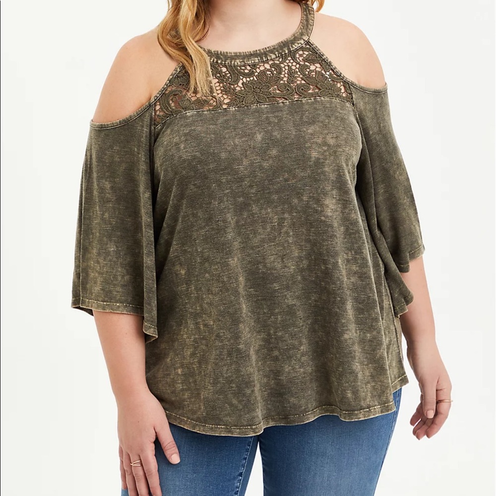 NWOT 5x Torrid crochet cold shoulder top